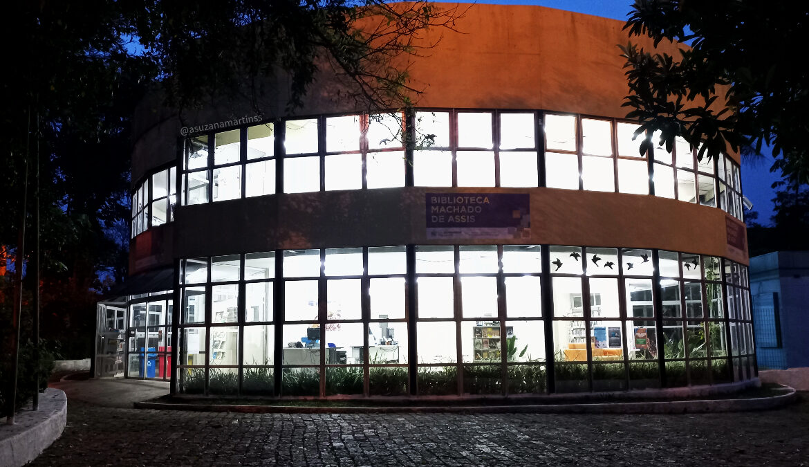 fotografia de suzana martins da fachada da biblioteca publica municipal machado de assis localizada no bairro riacho grande sao bernardo do campo fotografia noturna